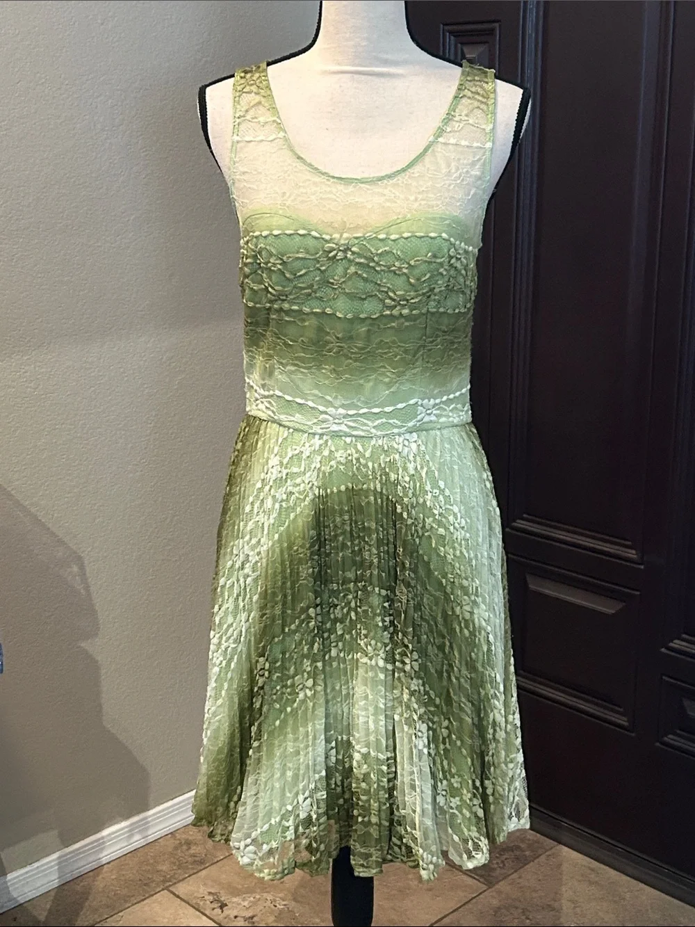 betsey johnson green lace dress BETSEY JOHNSON Kelly Green Lace overlay mini dress circle skirt size 8